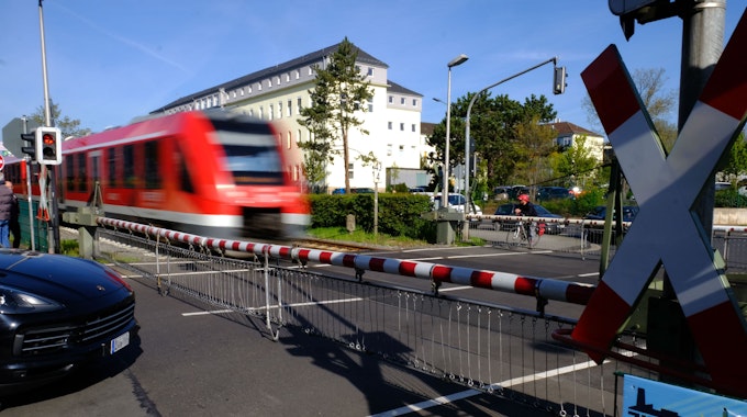An den geschlossenen Bahnschranken am Bahnübergang in der Weierstraße in der Nähe des Krankenhauses stauen sich regelmäßig die Fahrzeuge.