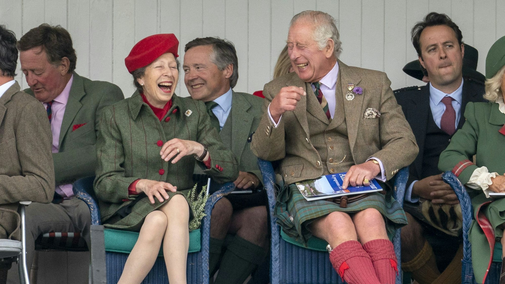 Prinzessin Anne und der damalige Prinz Charles lachen ausgelassen bei einem Besuch des Braemar Royal Highland Gathering im Princess Royal and Duke of Fife Memorial Park.