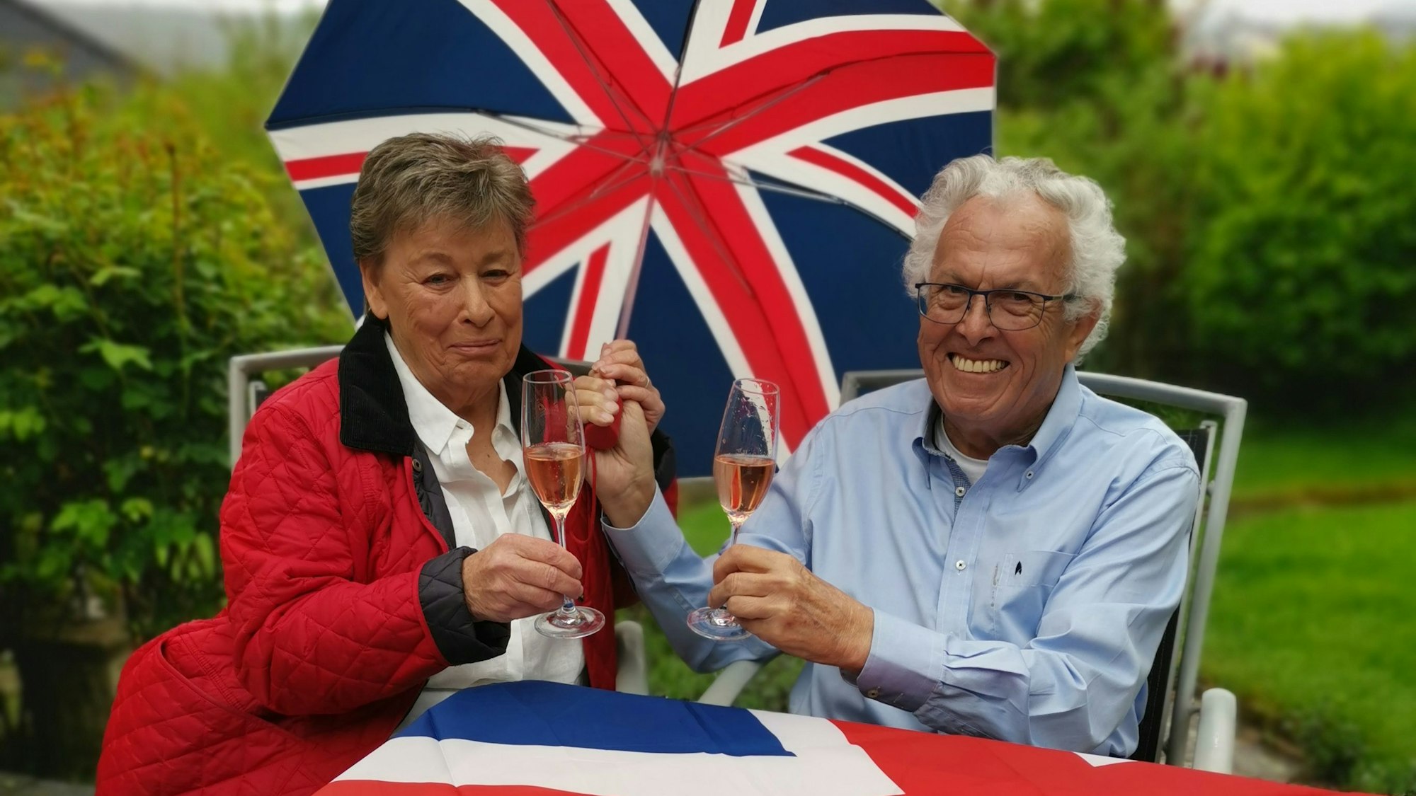 Angie und Erich Marschall mit dem Union Jack und einem Glas Sekt auf die Krönung.