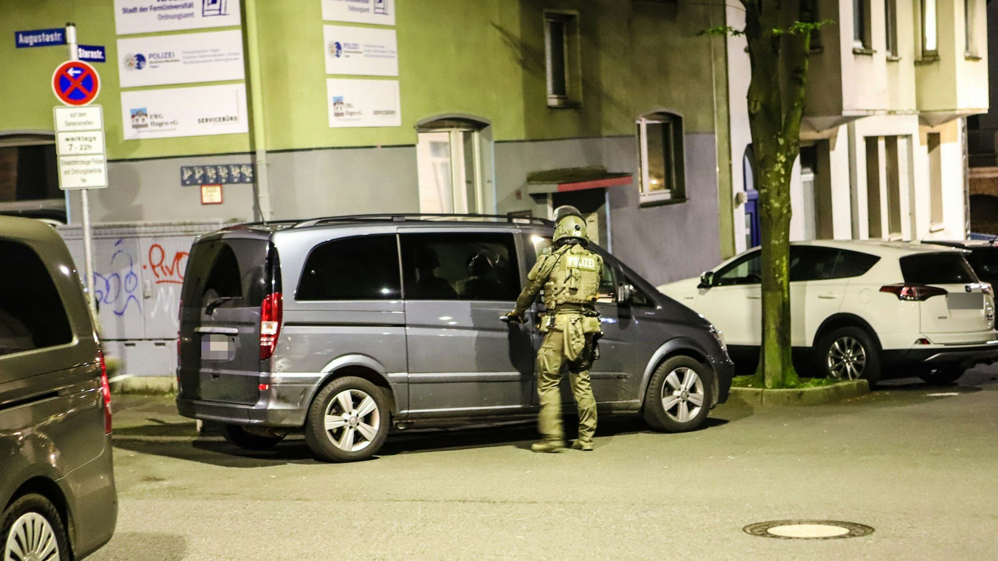 Ein Polizist steht während einer Razzia in Hagen an einem Van. Mit einem Großeinsatz in mehreren Bundesländern ist die Polizei am Mittwoch gegen Mitglieder der italienischen Mafia 'Ndrangheta vorgegangen. Deutschlandweit waren mehr als 1000 Beamtinnen und Beamte im Einsatz, darunter auch Spezialkräfte.