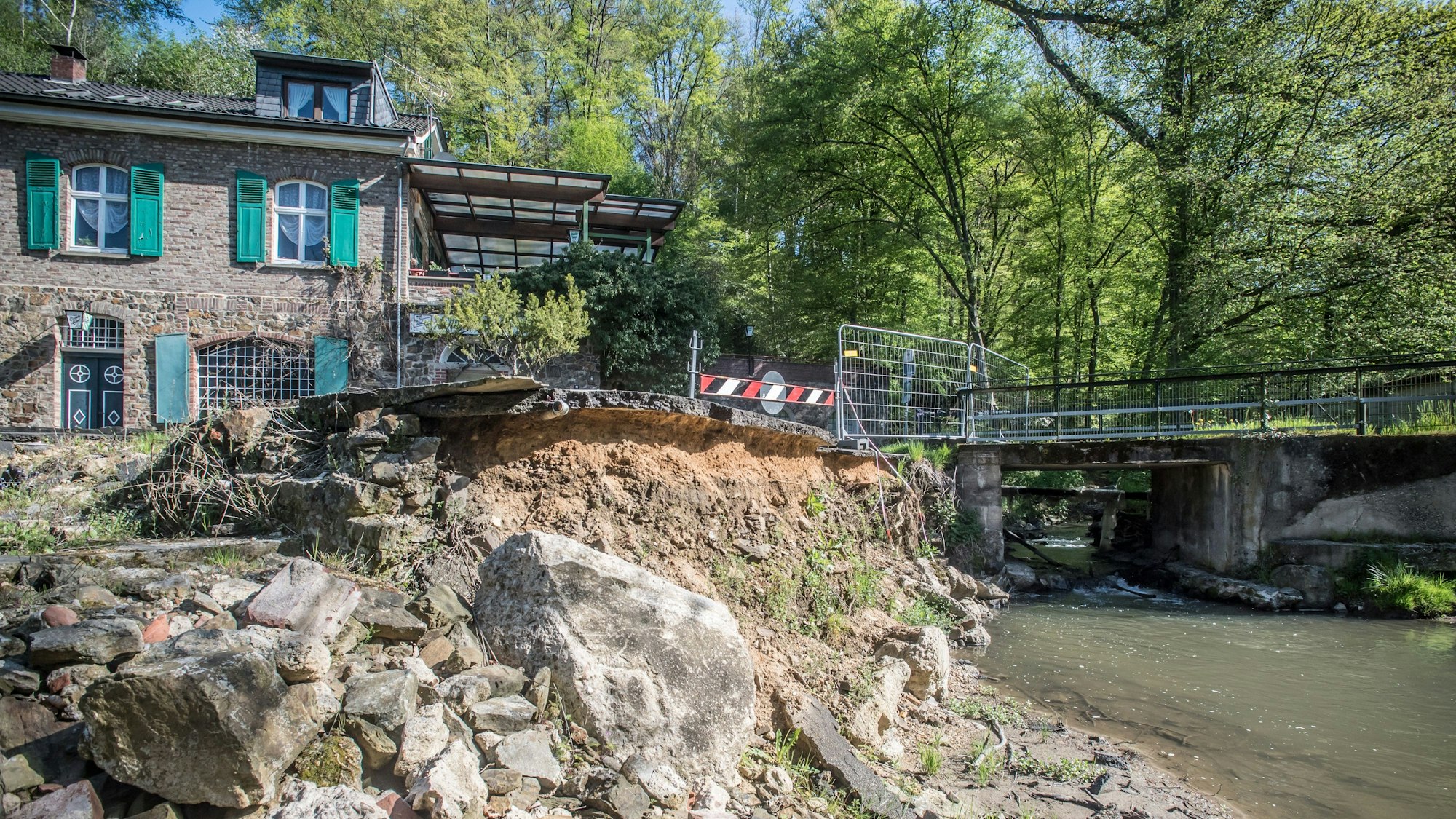 Murbachbach-Flutschaden an der Wietscher Mühle in Leichlingen. Brücke wird von der Stadt Leverkusen erneuert . Foto: Ralf Krieger