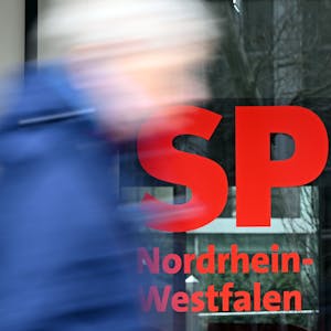 Eine Passantin geht an der Zentrale der SPD-Nordrhein-Westfalen vorbei. Die großen Parteien CDU und SPD in Nordrhein-Westfalen verlieren weiter Tausende Mitglieder. Die SPD NRW schrumpfte 2022 um rund 4000 Mitglieder und zählte Ende des Jahres noch etwa 91.000 Genossen und Genossinnen mit Parteibuch. Die CDU hatte Ende 2022 noch 113 220 Mitglieder - ein Verlust von 2780 Mitgliedern (minus 2,4 Prozent) im Verlauf des Jahres. +++ dpa-Bildfunk +++