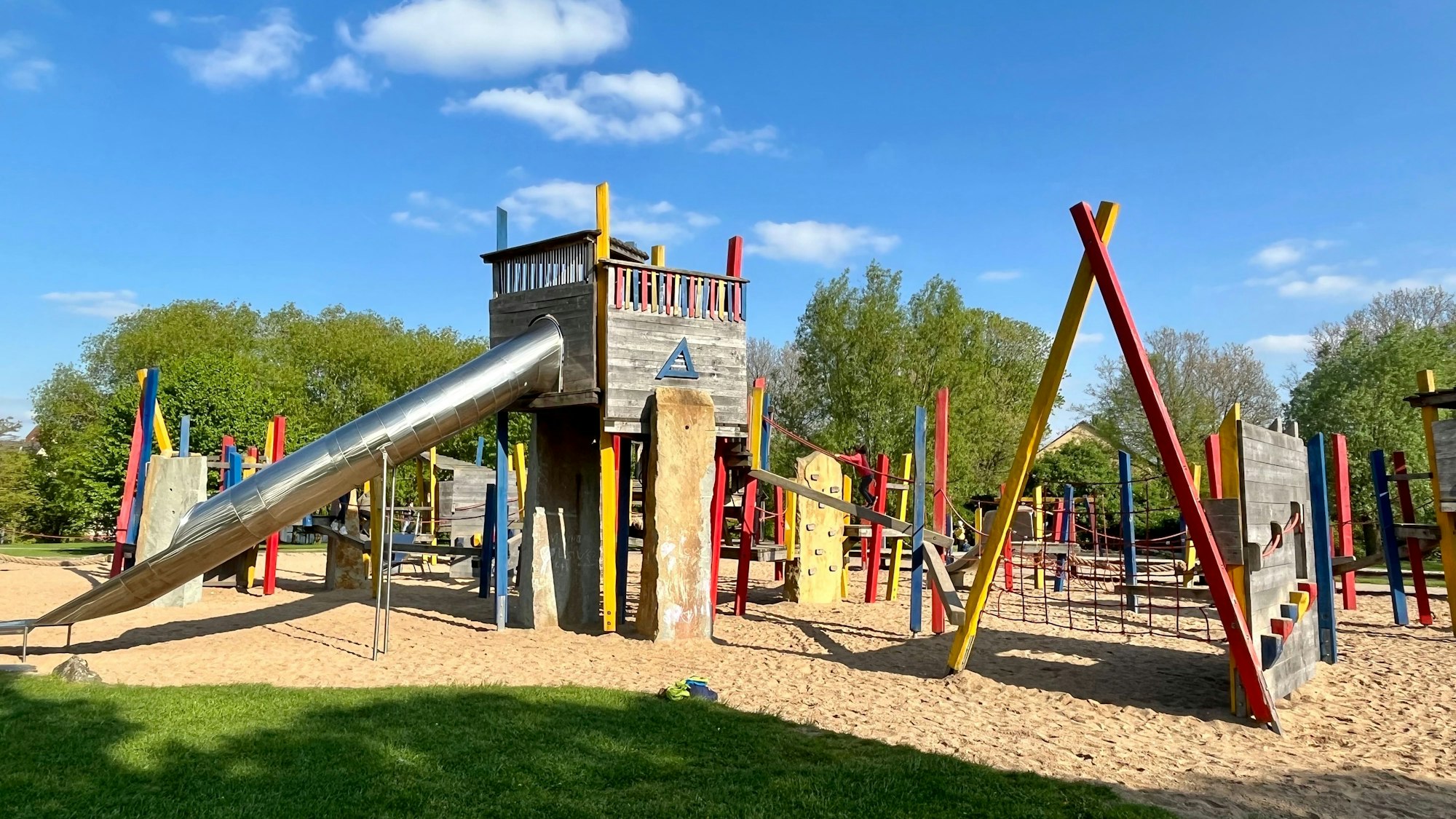 Bunt gestalteter Spielplatz im Neulandpark