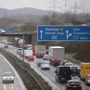Aufgrund der Sperrung der Autobahn 3 vor dem Siebengebirge staut sich die Straße mit Autos und LKW.