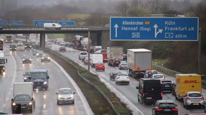 Aufgrund der Sperrung der Autobahn 3 vor dem Siebengebirge staut sich die Straße mit Autos und LKW.