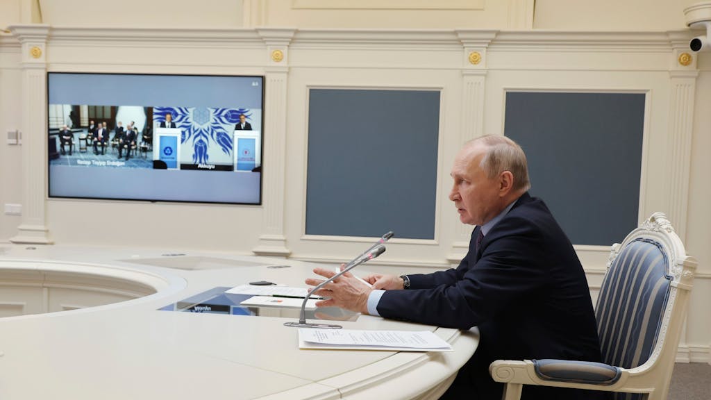 Der russische Präsident Wladimir Putin nimmt am 27. April 2023 über eine Videokonferenz in Moskau an einer Zeremonie zur Verladung von Kernbrennstoff im türkischen Kernkraftwerk Akkuyu teil.