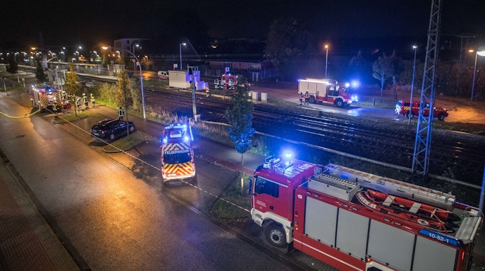 Feuerwehrleute und Rettungskräfte sind nach einem Zugunfall im Einsatz, hier im Oktober 2021 in Neu Wulmstorf.