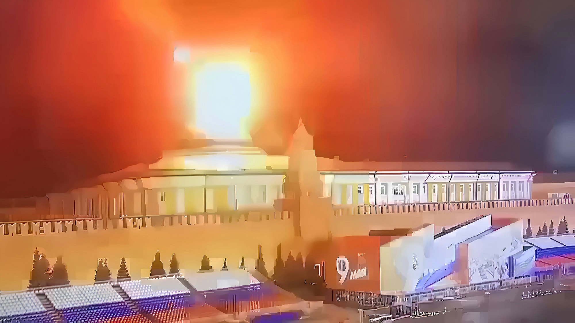 Dieses Bild einer Überwachungskamera in Moskau soll angeblich einen ukrainischen Drohnenangriff auf den Kreml zeigen. Kiew weist die Anschuldigungen aus Moskau vehement zurück.