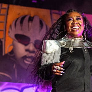 US-Sängerin Missy Elliott bei einem Auftritt. Die Hiphop-Künstlerin ist als erste weibliche Rapperin in die Rock 'n Roll Hall of Fame aufgenommen worden. (Archivbild)