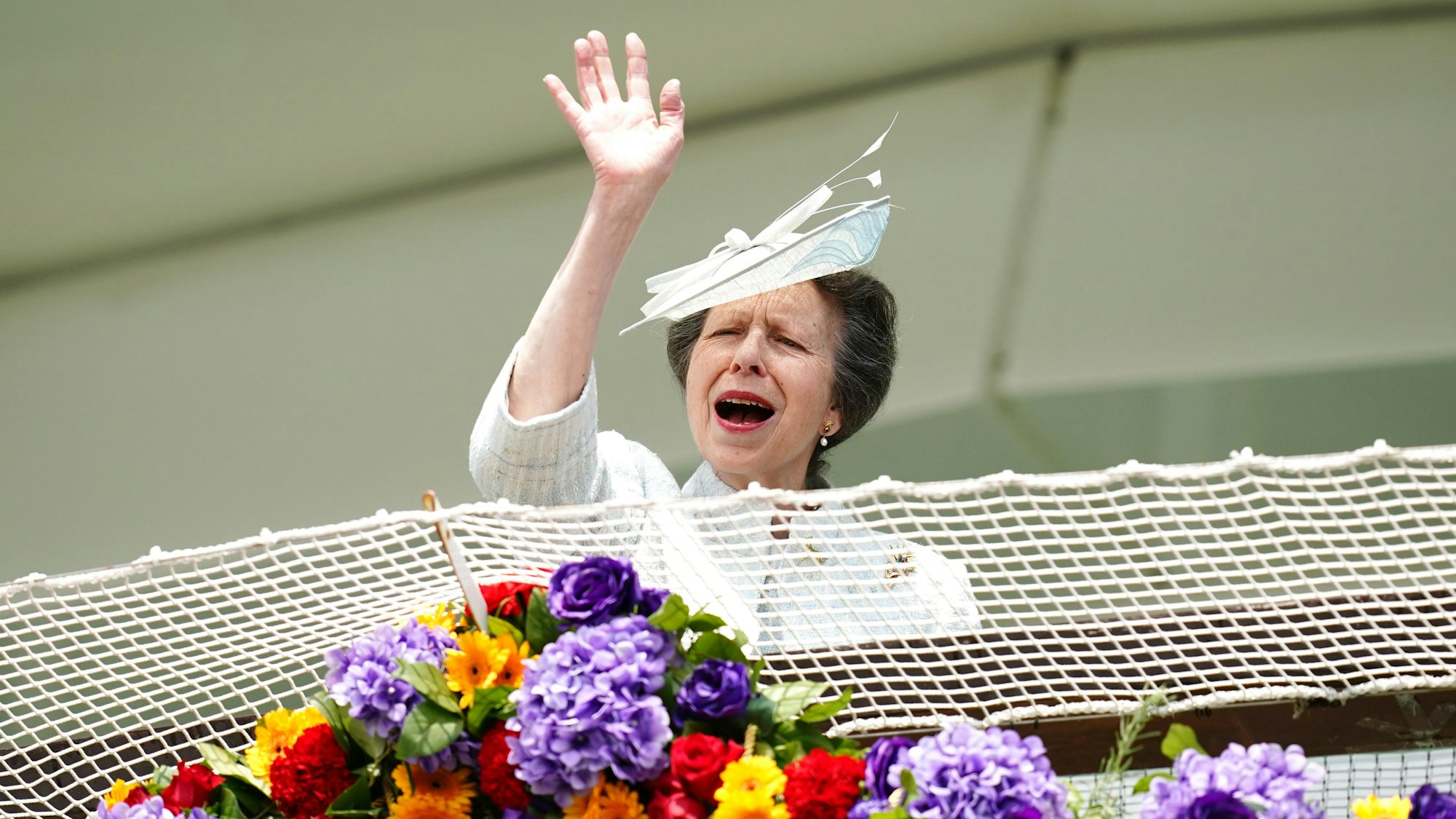 Anne, Princess Royal, winkt von einem Balkon am Derbytag während des Cazoo Derby Festival 2022 auf der Rennbahn von Epsom, am dritten Tag der Feierlichkeiten zum Platinjubiläum der Queen.