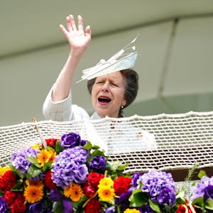 Anne, Princess Royal, winkt von einem Balkon am Derbytag während des Cazoo Derby Festival 2022 auf der Rennbahn von Epsom, am dritten Tag der Feierlichkeiten zum Platinjubiläum der Queen.