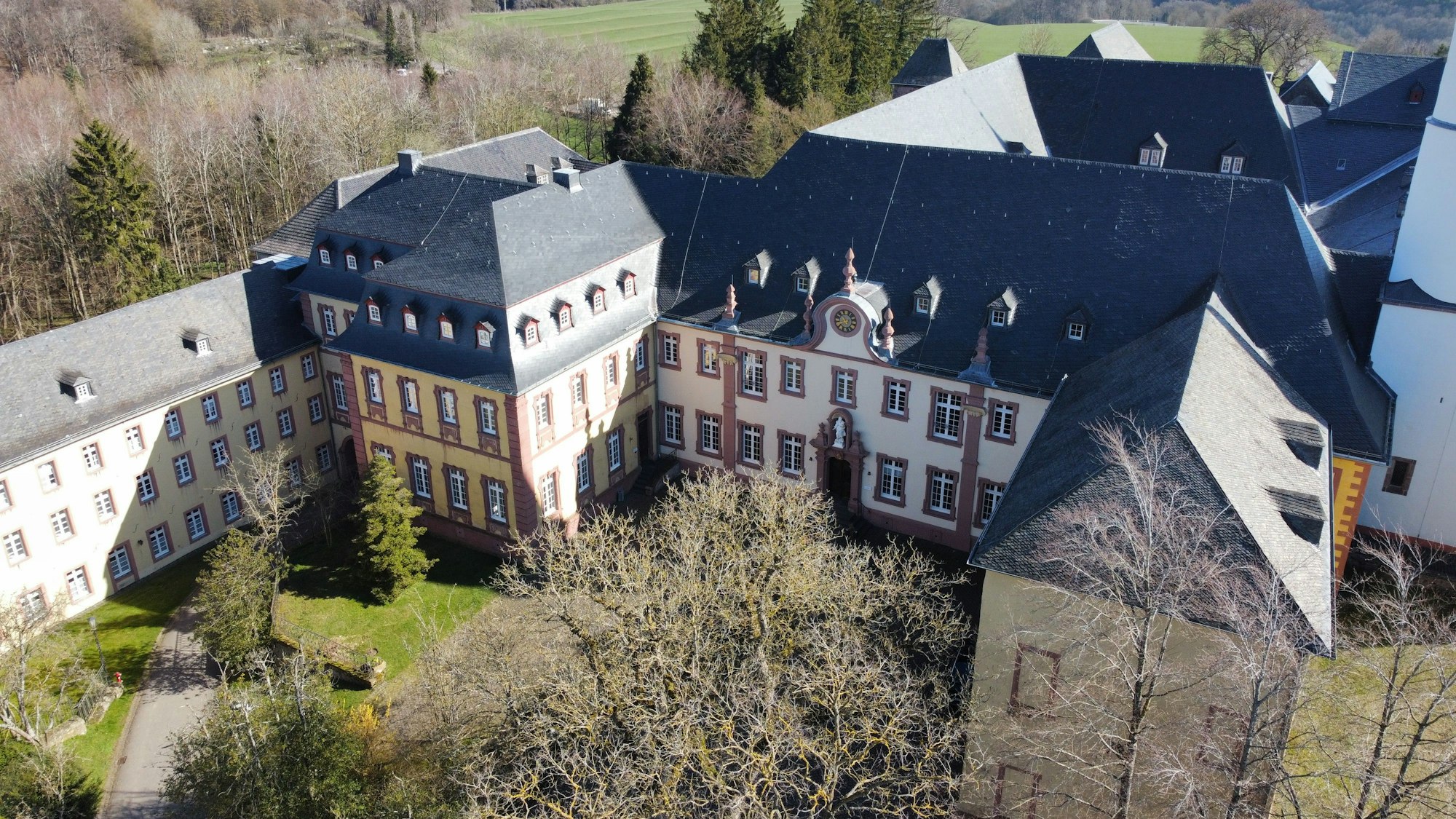 Vogelperspektive auf die alte und neue Prälatur sowie das Hauptgebäude der Steinfelder Klosteranlage.