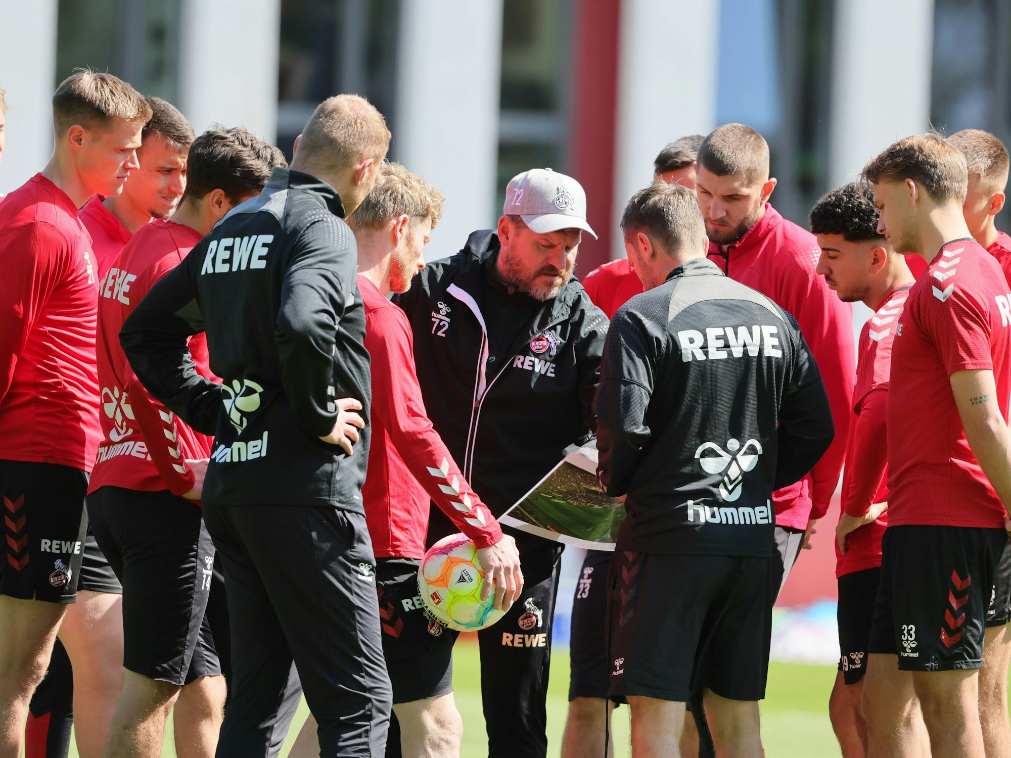 Steffen Baumgart erklärt die Taktik gegen Bayer Leverkusen.