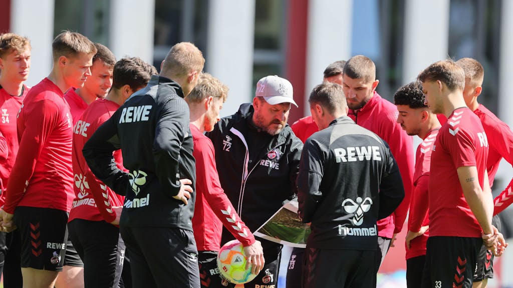 Steffen Baumgart erklärt die Taktik gegen Bayer Leverkusen.