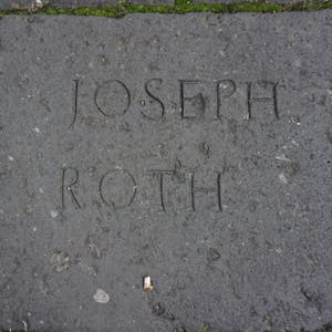 Der Name Joseph Roths auf dem Bodendenkmal an der Claudiusstraße in Köln, dem Ort, an dem die Bücherverbrennungen am 17. Mai 1933 stattfanden. 
