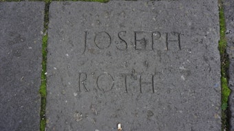 Der Name Joseph Roths auf dem Bodendenkmal an der Claudiusstraße in Köln, dem Ort, an dem die Bücherverbrennungen am 17. Mai 1933 stattfanden. 