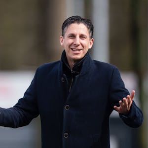 Christian Keller, Geschäftsführer des 1. FC Köln, geht zum Geißbockheim.
