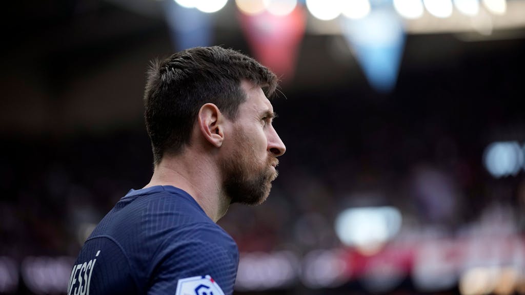 Lionel Messi schaut bedröppelt.