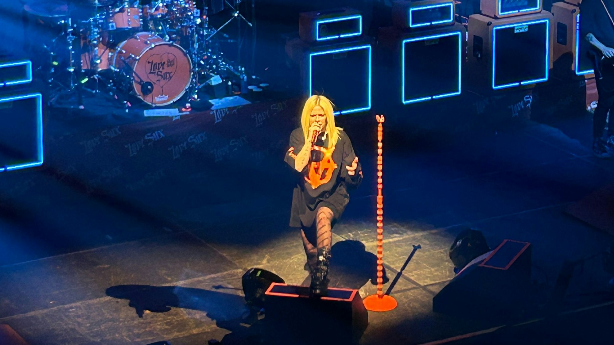Avril Lavigne steht auf der Bühne des Palladiums und singt.