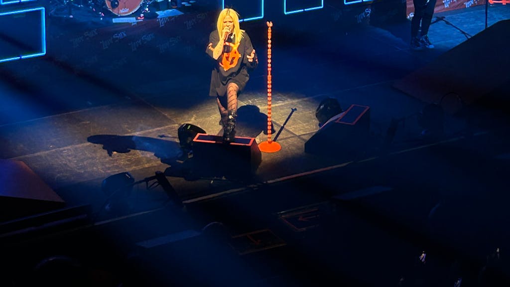 Avril Lavigne steht auf der Bühne des Palladiums und singt.