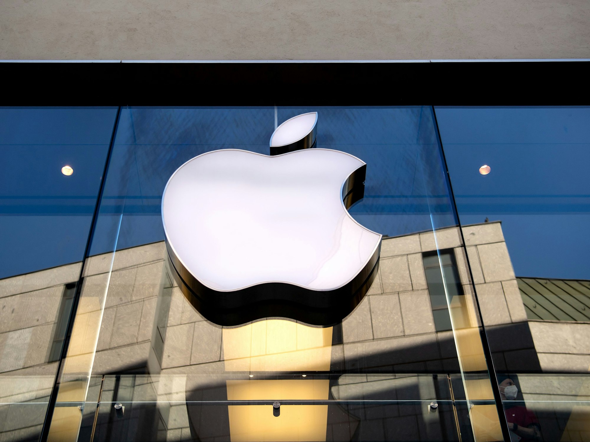 Das Logo des Technologieunternehmens Apple ist am Apple Store in der Innenstadt zu sehen, hier im Januar 2022 in München.