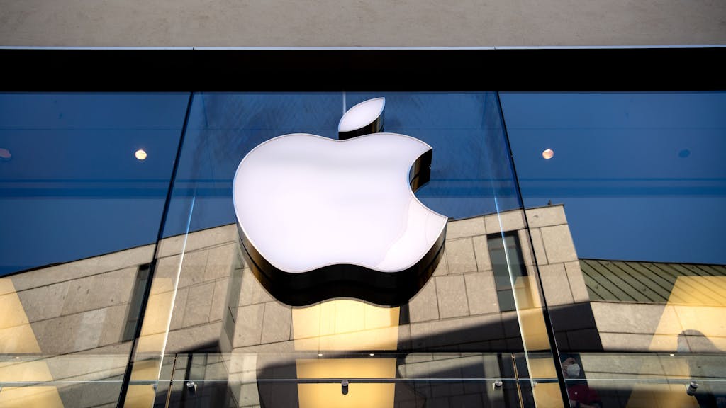 Das Logo des Technologieunternehmens Apple ist am Apple Store in der Innenstadt zu sehen, hier im Januar 2022 in München.