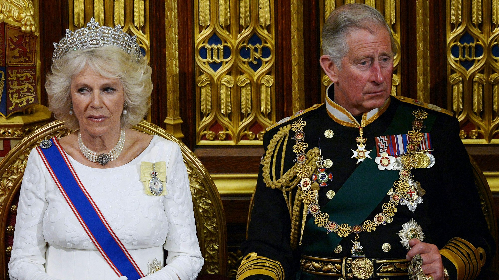 Der damalige Prinz Charles (rechts) und Camilla, Herzogin von Cornwall, hören der Rede der britischen Königin Elizabeth II. vor dem House of Lords während der Parlamentseröffnung am Mittwoch, 4. Juni 2014, im Westminster-Palast in London zu.
