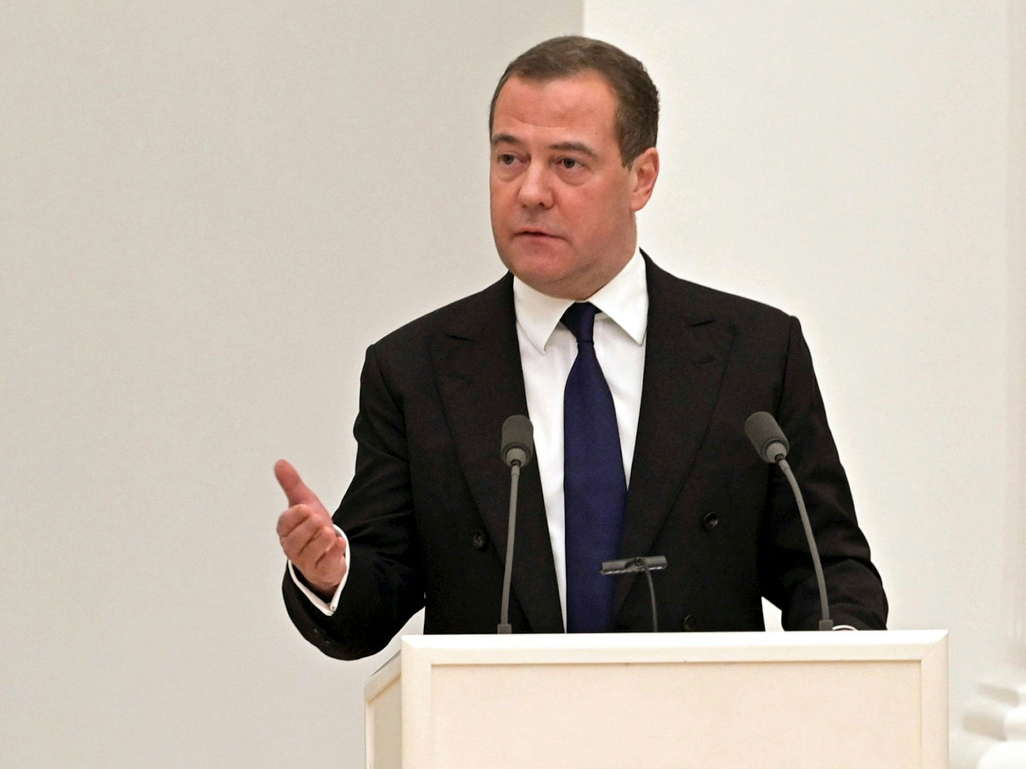 Dmitri Medwedew, Vorsitzender der Partei Einiges Russland und stellvertretender Leiter des Sicherheitsrates, spricht im Februar 2022 bei einer Sitzung des Sicherheitsrates im Kreml.