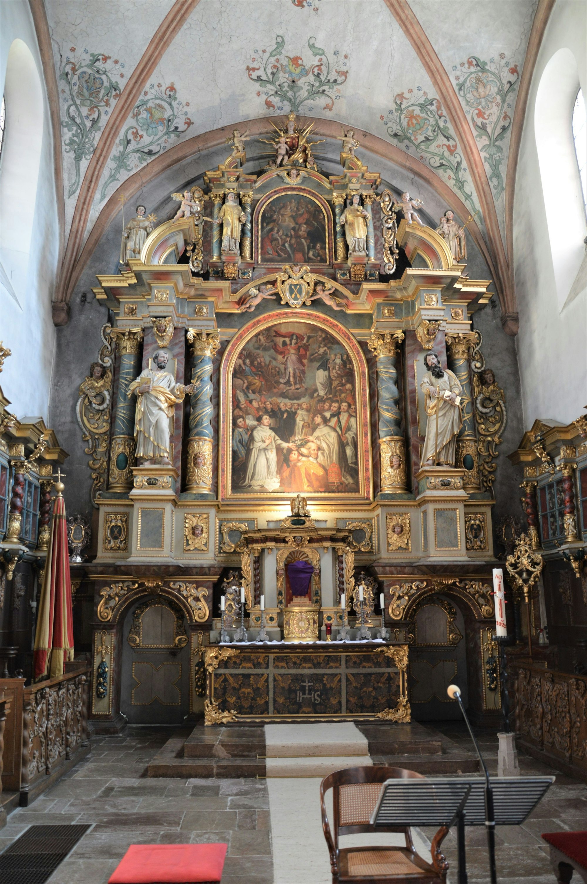 Ein Hochalter der Klosterkirche, der aus der Barockzeit stammt und dementsprechend prunkvoll verziert ist.