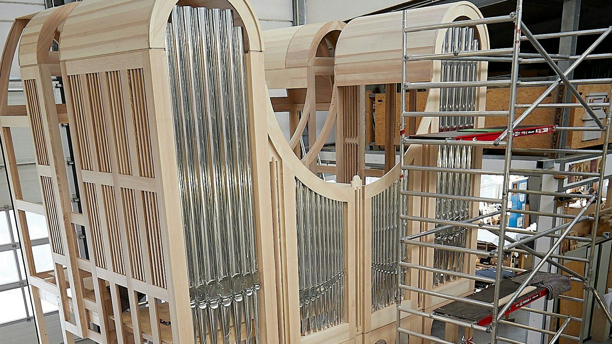 In der Halle einer Orgelbaufirma wird eine neue Orgel angefertigt.