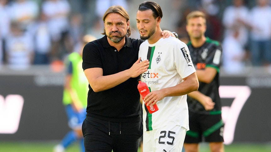 Daniel Farke, Trainer von Borussia Mönchengladbach, schlägt Ramy Bensebaini nach einem Bundesliga-Sieg am 6. August 2022 auf die Brust