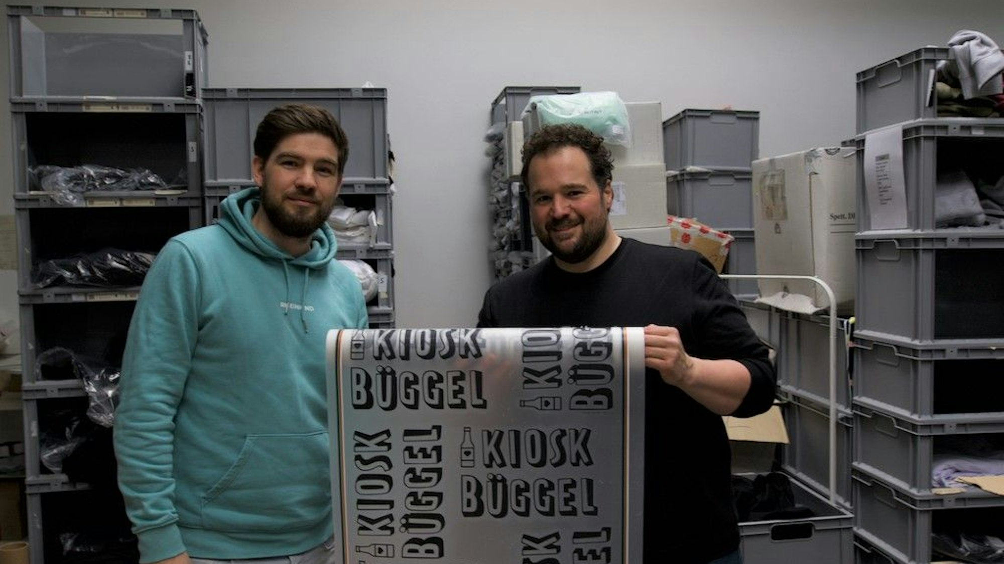 Jasper Körmann und Franz Halder-Schumann von der Zohus Rheinmanufaktur, stehen in der Ehrenfelder Druckerei Holymesh, wo ihre Klamotten bedruckt werden.