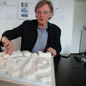 Es ist der Stadtbetriebe-Vorstand André Kuchheuser mit eine Modell zum Plan zu sehen.