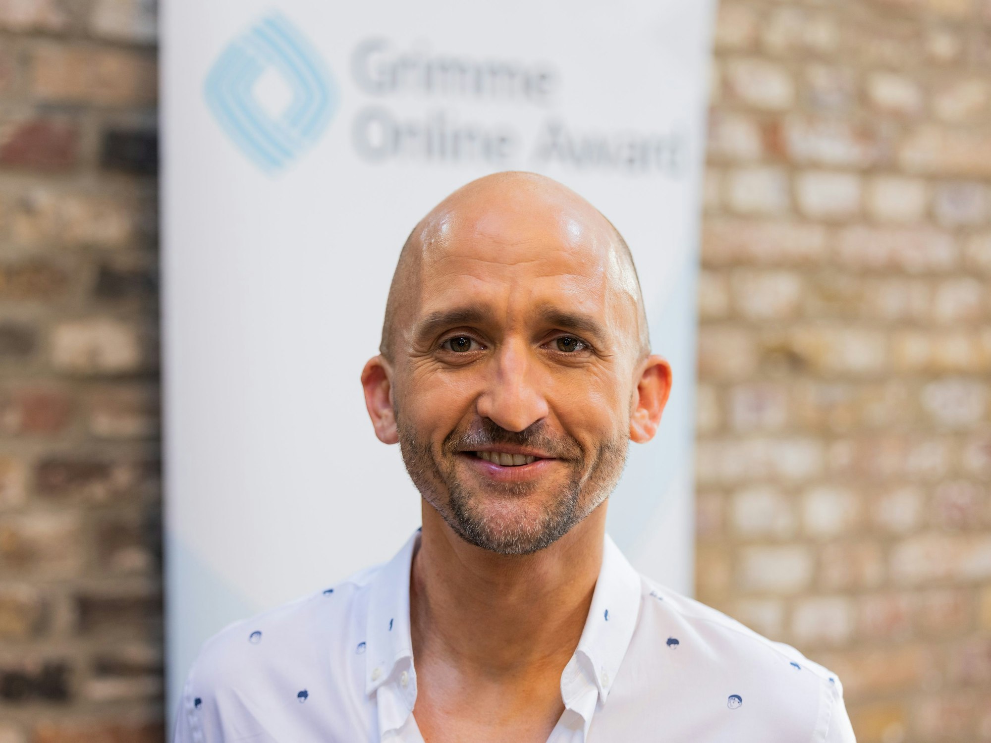 Markus Barth, Comedian, lächelt im Rahmen der Verleihung des Grimme Online Award.