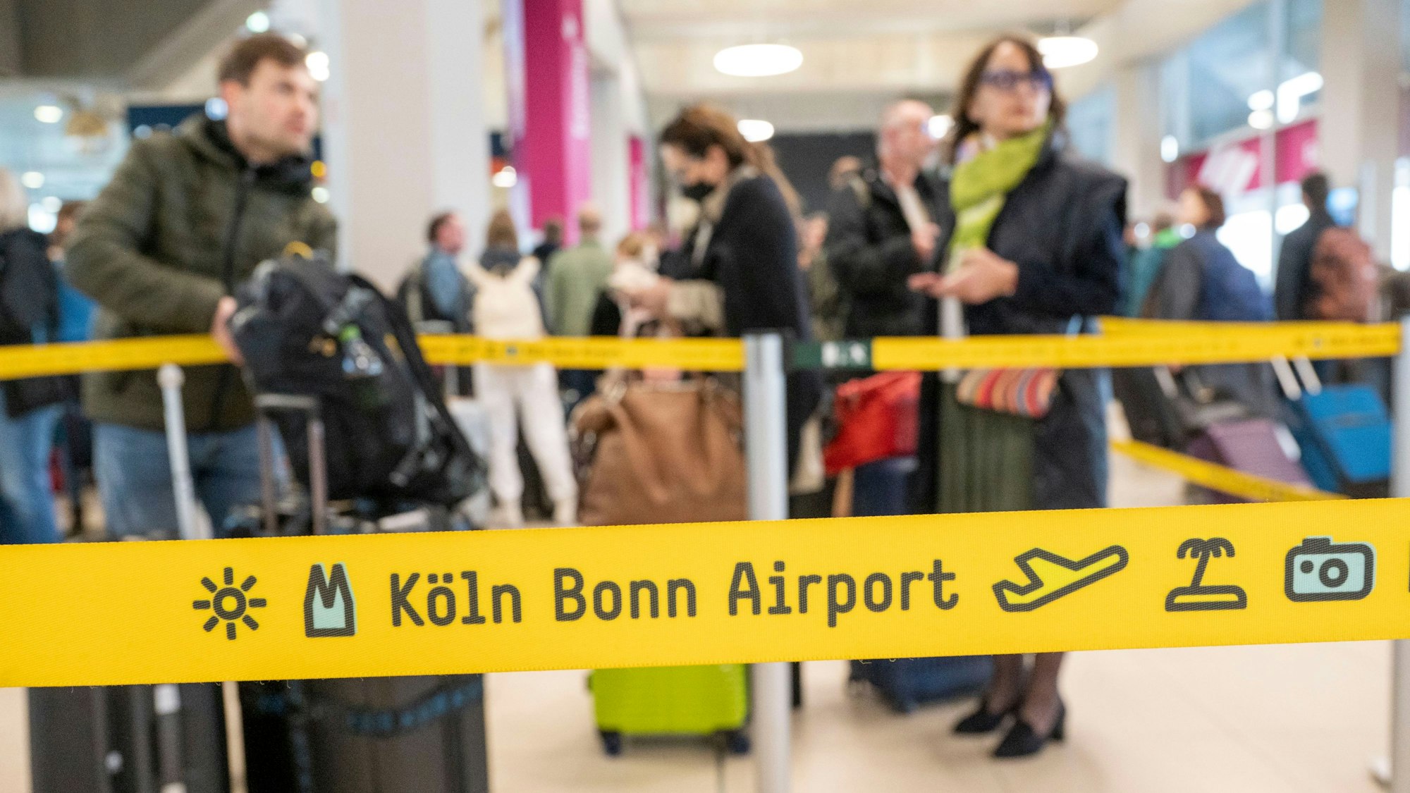 Köln: Am Flughafen checken viele Reisende zu ihrem Flug in den Urlaub ein.