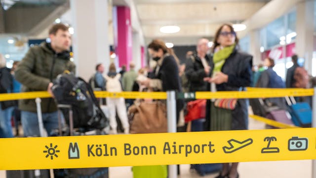 Am Flughafen checken viele Reisende zu ihrem Flug in den Urlaub ein. Zu Beginn der Osterferien ist am Köln-Bonn-Airport viel los. Foto: Uwe Weiser