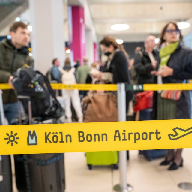 Am Flughafen checken viele Reisende zu ihrem Flug in den Urlaub ein. Zu Beginn der Osterferien ist am Köln-Bonn-Airport viel los. Foto: Uwe Weiser