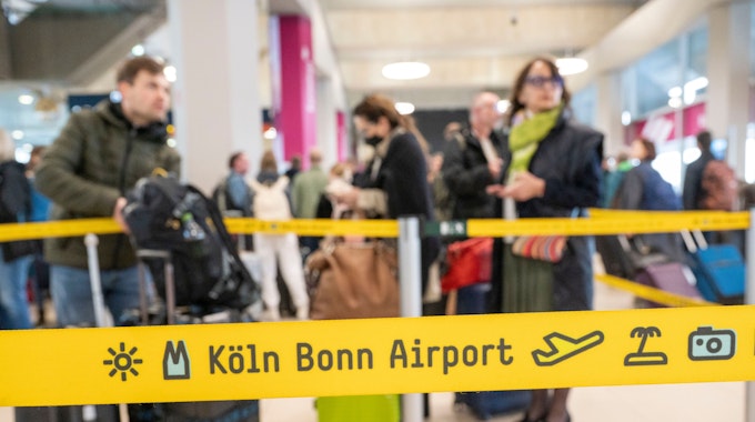 Köln: Am Flughafen checken viele Reisende zu ihrem Flug in den Urlaub ein.&nbsp;