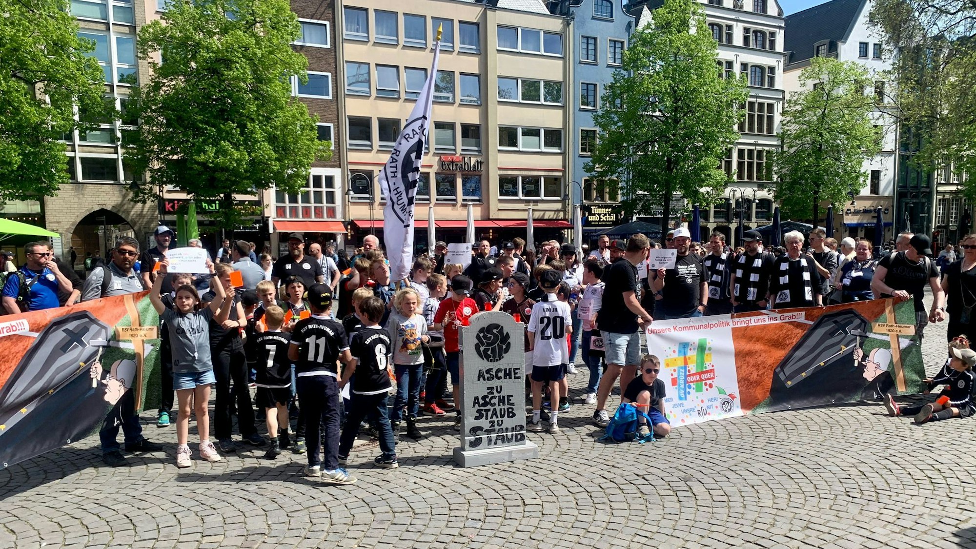 Die Mitglieder des RSV Rath-Heumar demonstrierten vor dem Historischen Rathaus am Kölner Alter Markt.