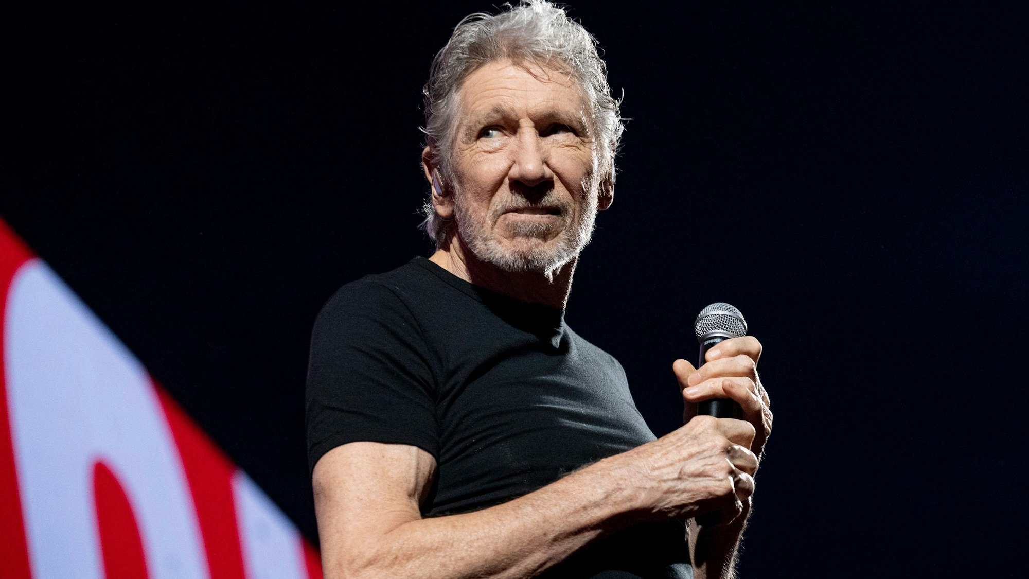 Roger Waters, britischer Sänger, während eines Auftritts im Palau Sant Jordi im Rahmen seiner ‚This is not a drill Tour‘.