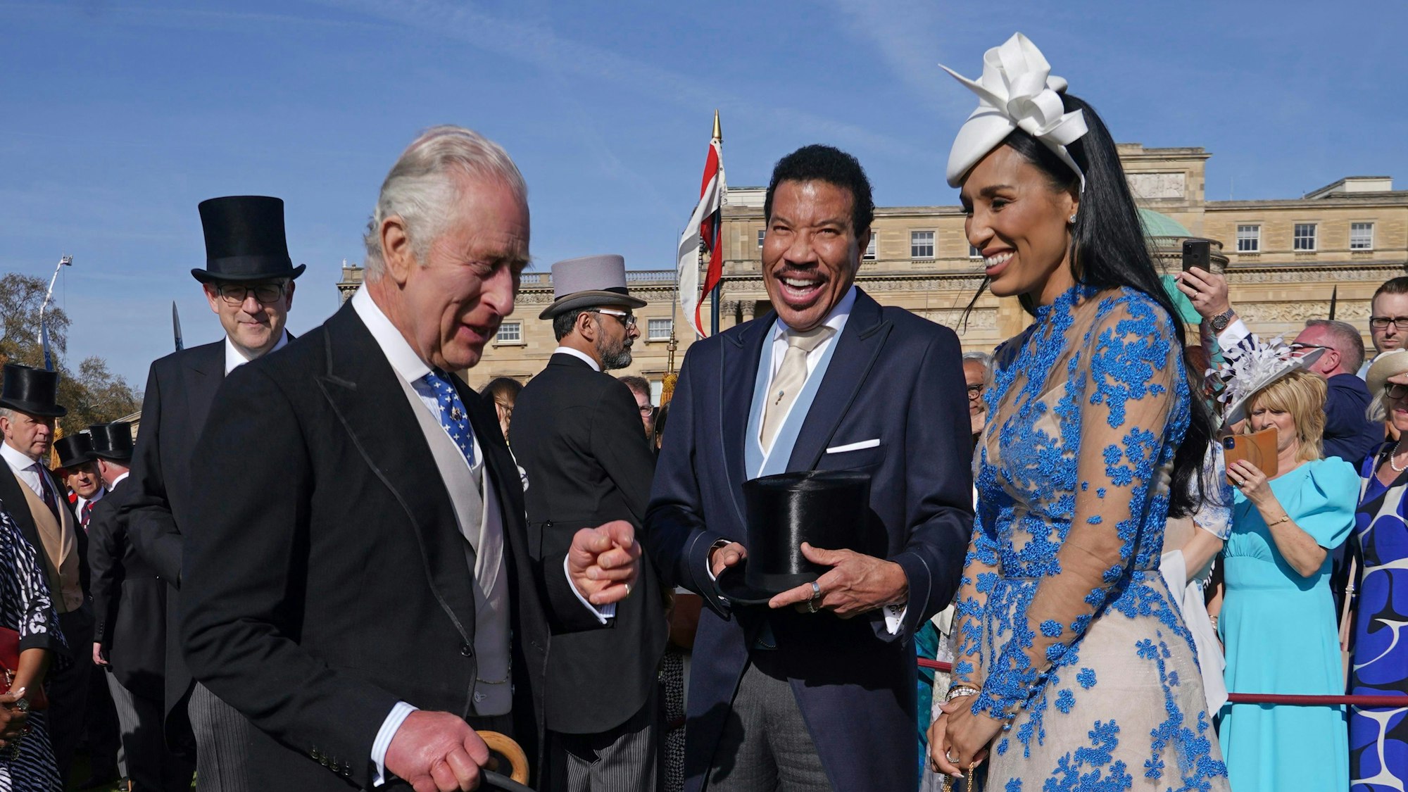 König Charles III. (l.) mit Lionel Richie und Lisa Parigi bei der Gartenparty im Buckingham Palast.
