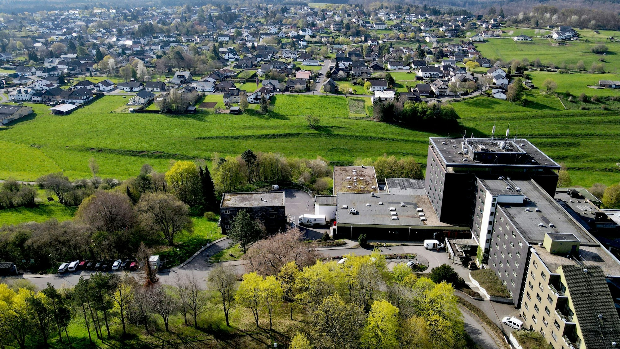 Das Luftbild zeigt die ehemalige Eifelhöhen-Klinik, im Hintergrund den Ort Marmagen.