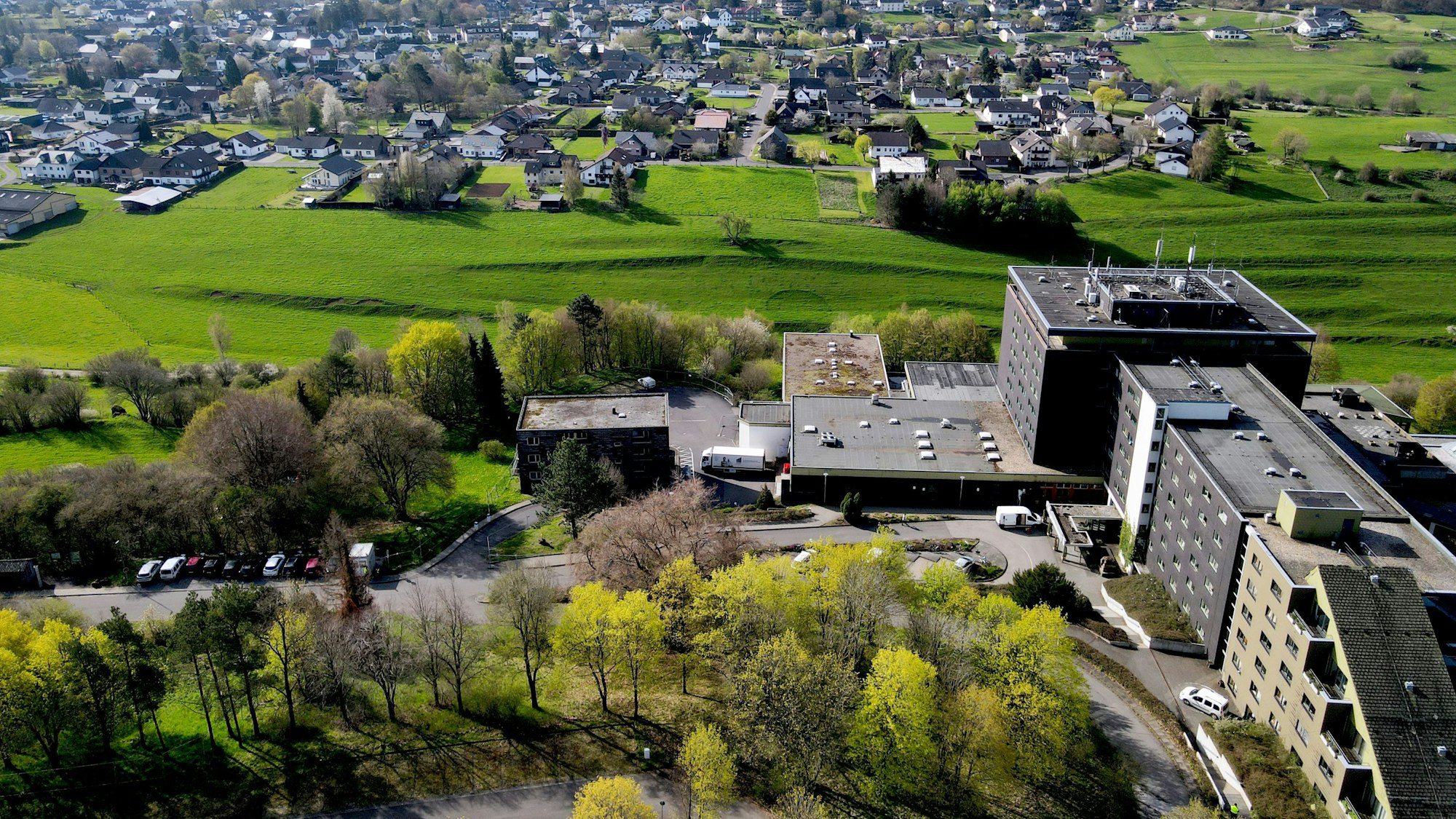 Das Luftbild zeigt die ehemalige Eifelhöhen-Klinik in Marmagen und ein Teil des Ortes.