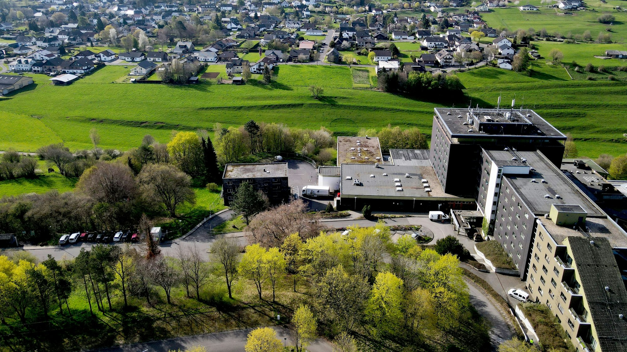 Das Luftbild zeigt die ehemalige Eifelhöhen-Klinik und Marmagen. (Symbolbild)