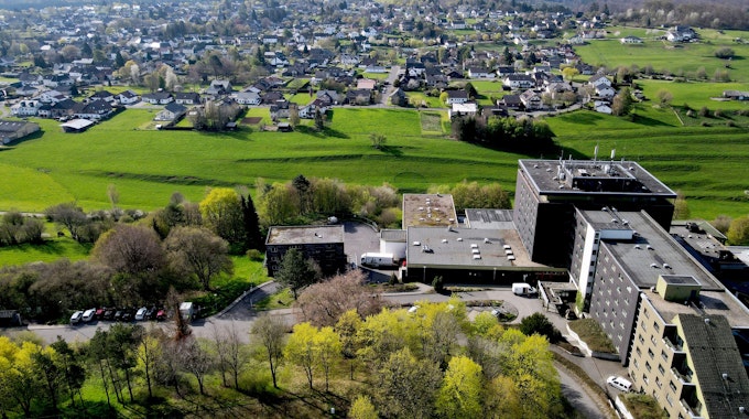 Das Luftbild zeigt die ehemalige Eifelhöhen-Klinik, im Hintergrund den Ort Marmagen.