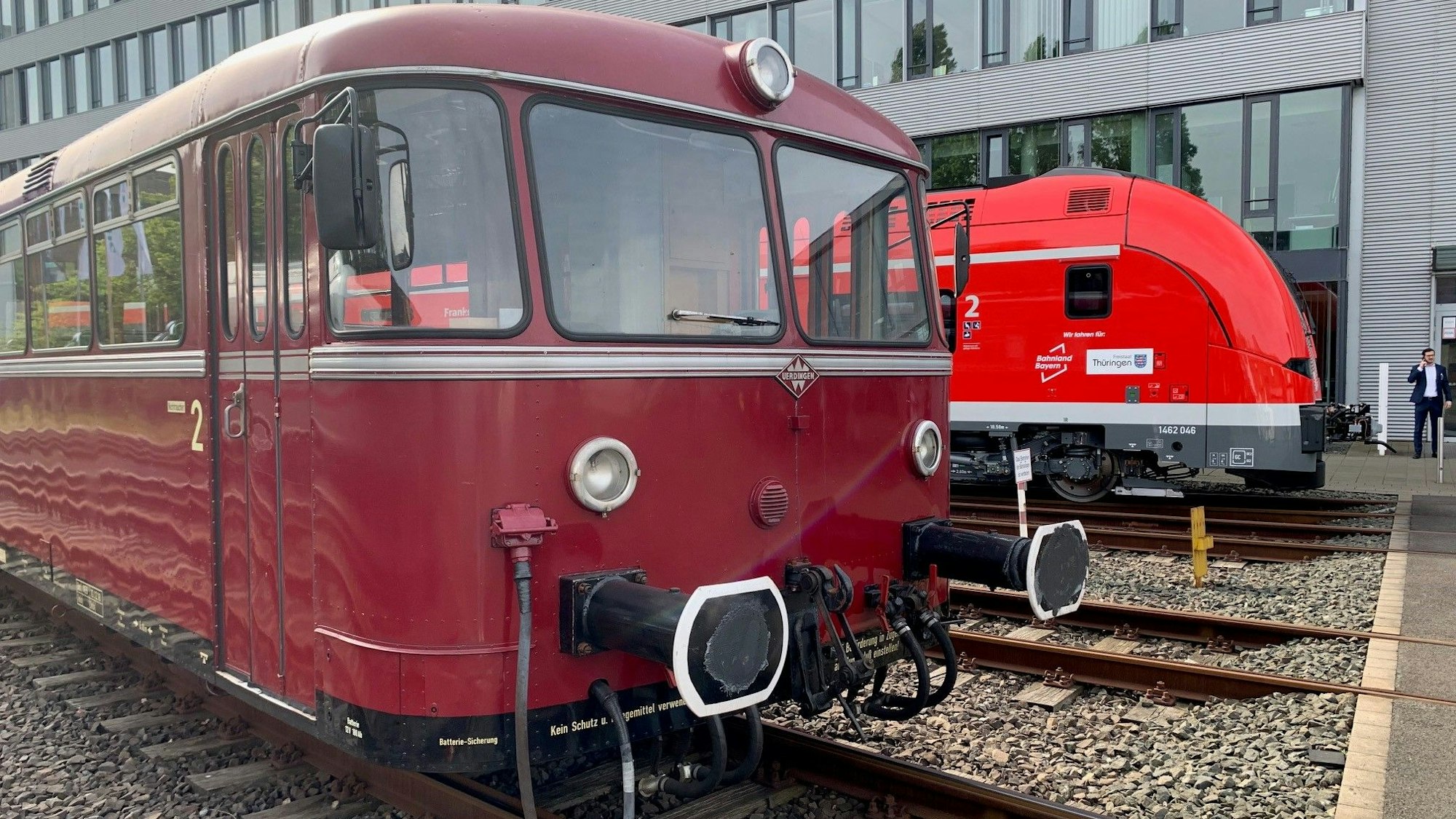 Waggon-Fabrik von Siemens in Krefeld-Uerdingen, auch ICE-Züge werden hier für die Deutsche Bahn gebaut