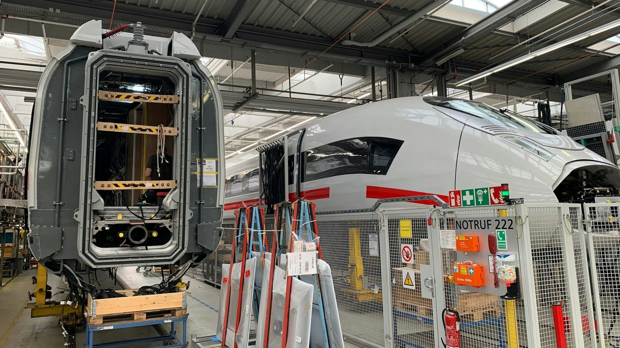Waggon-Fabrik von Siemens in Krefeld-Uerdingen, auch ICE-Züge werden hier für die Deutsche Bahn gebaut