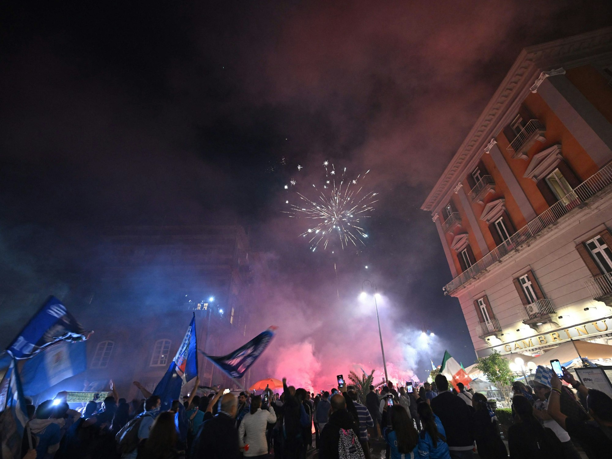 Napoli-Fans zünden Feuerwerkskörper.