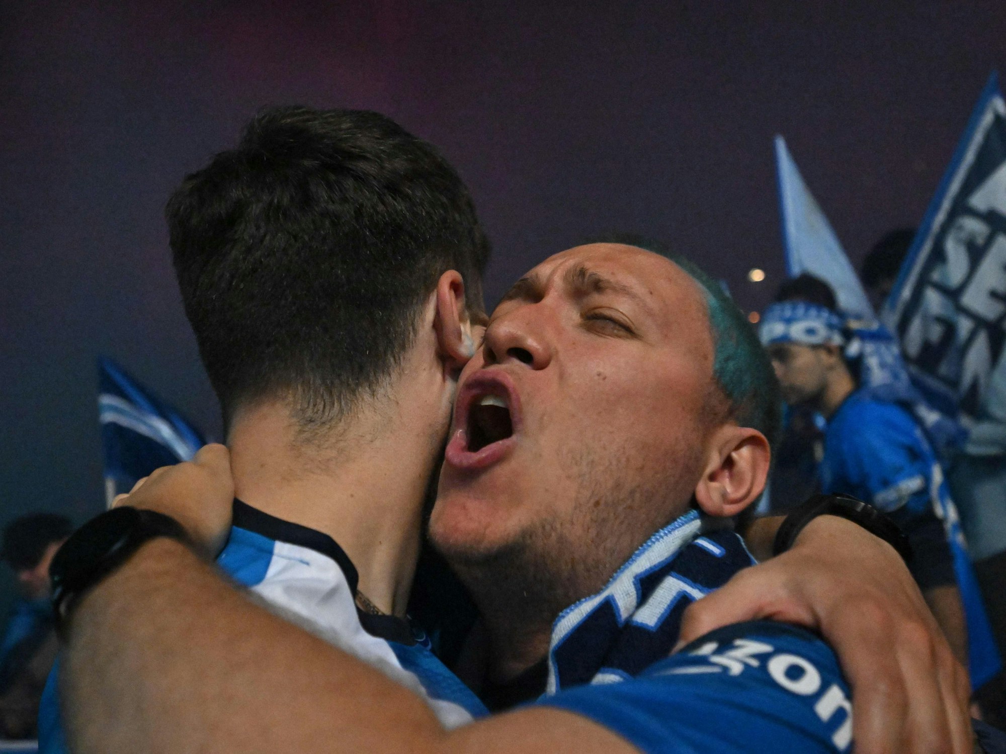 Napoli-Fans umarmen sich glücklich.