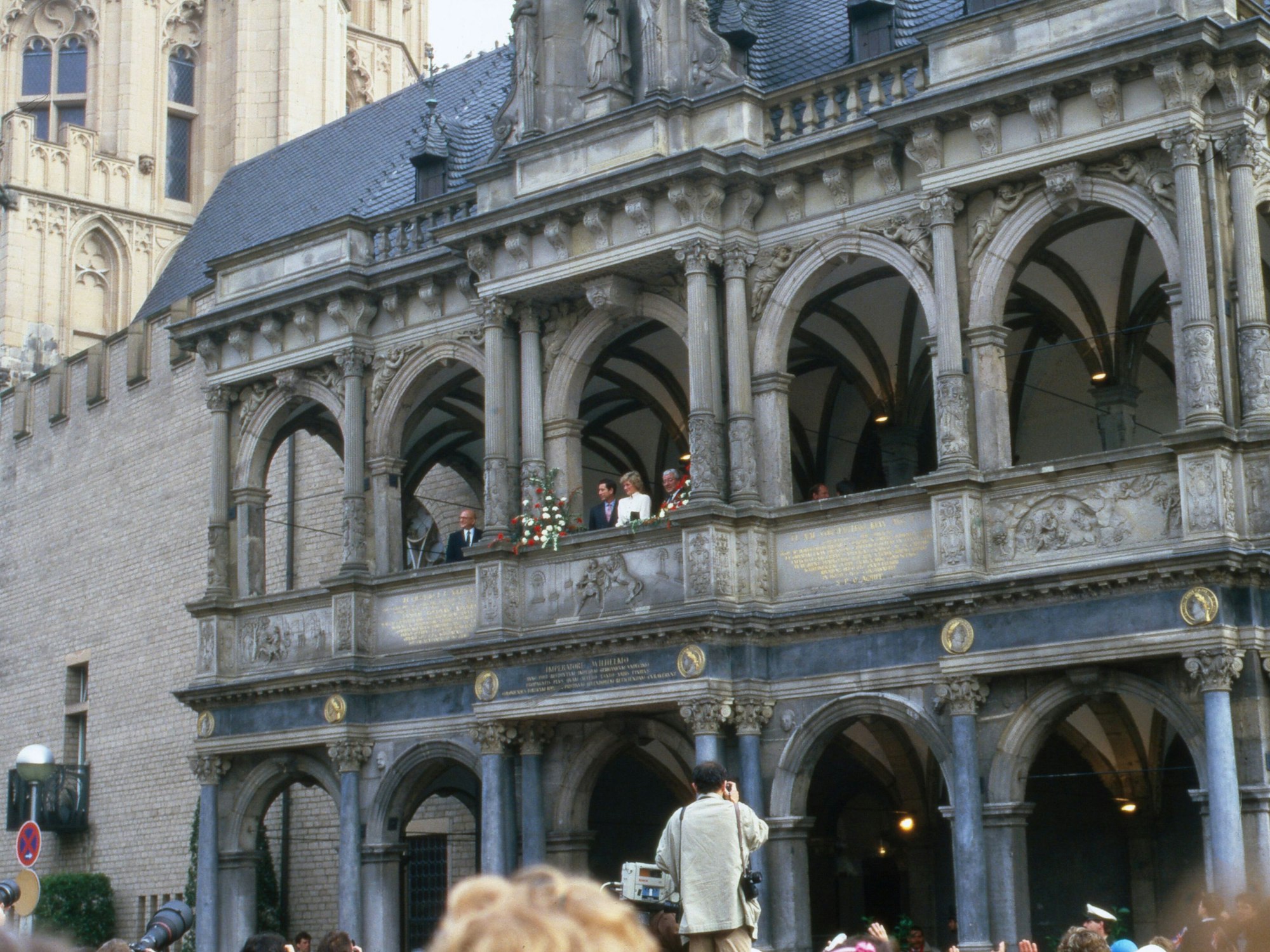 Charles und Diana auf dem Balkon des Historischen Rathauses in Köln.